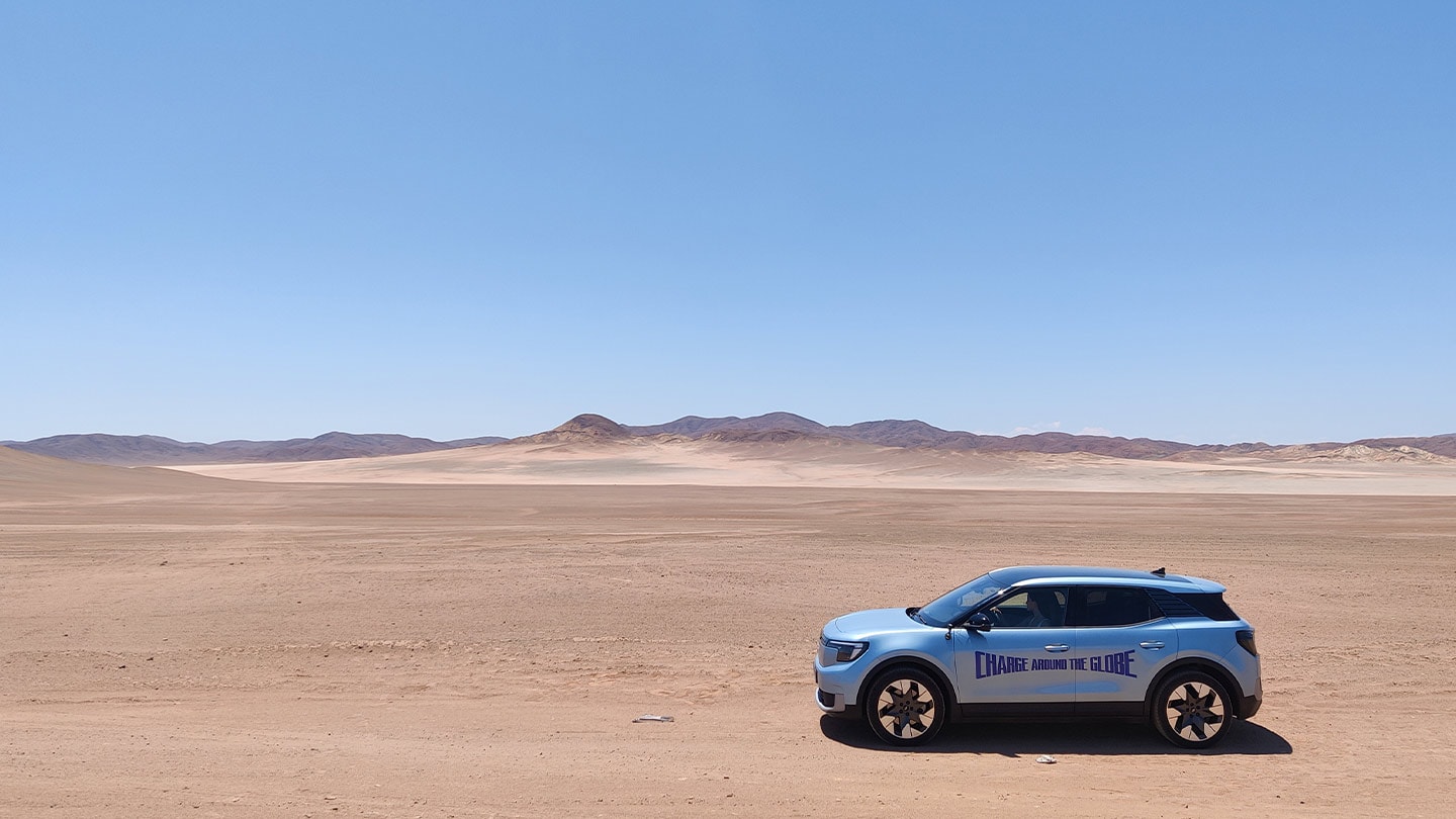 A aventureira Lexie Alford com o Ford Explorer elétrico.