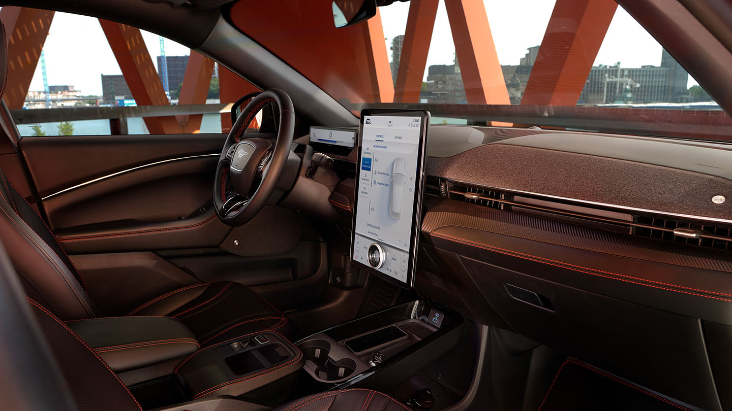 Interior do Ford Mustang Mach-E, a mostrar o ecrã tátil SYNC 4 de 15,5" e o elegante acabamento interior.