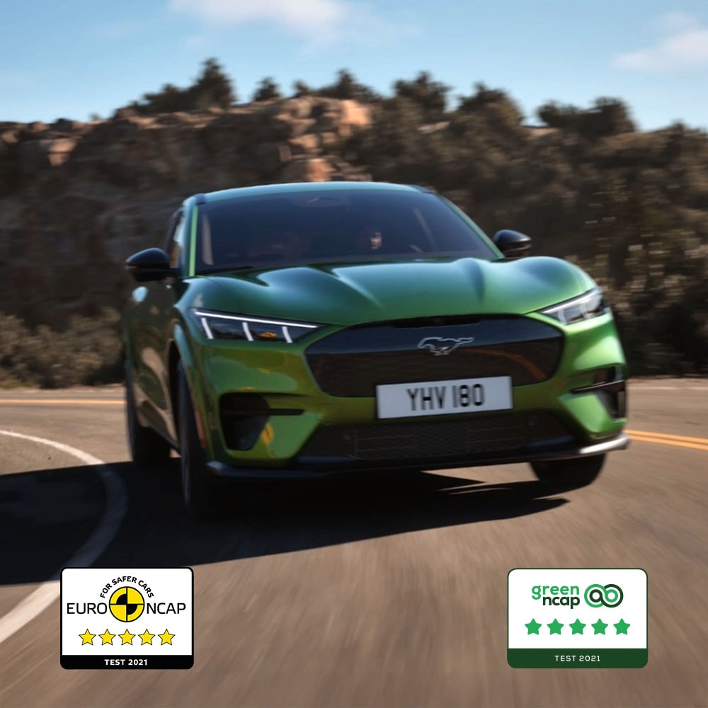 Ford Mustang Mach-E GT em Eruption Green numa estrada de montanha.