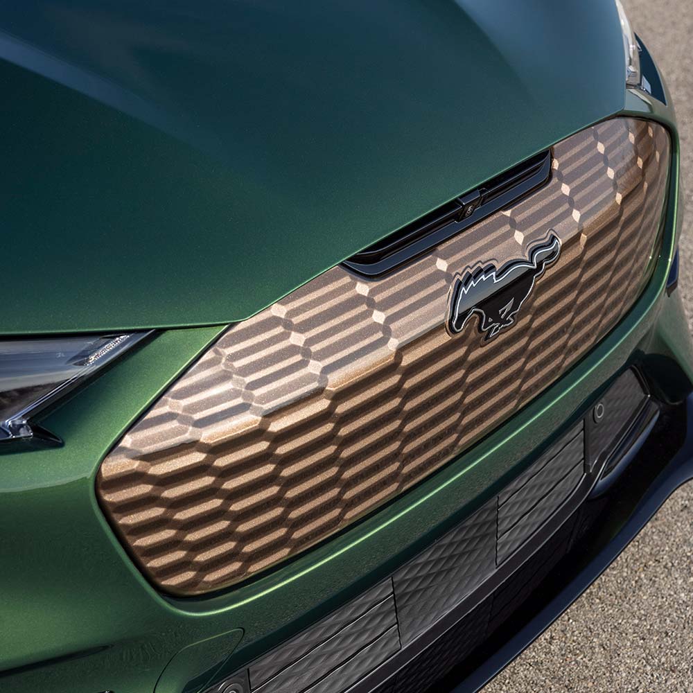 Imagem em close up da grelha dianteira do Ford Mustang Mach-E que mostra os detalhes exteriores opcionais do pack bronze.