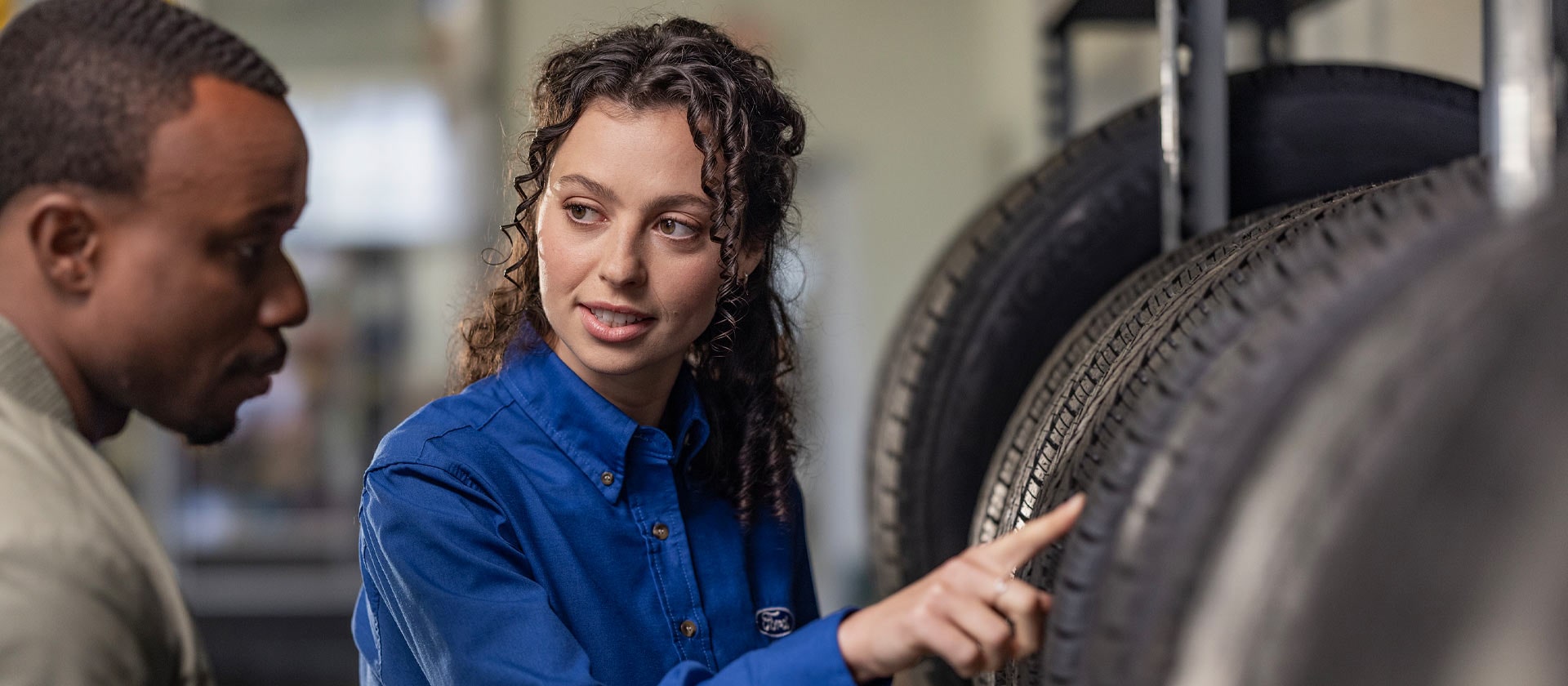 Um especialista em reparações da Ford ajuda o cliente a comprar pneus novos para o Fiesta