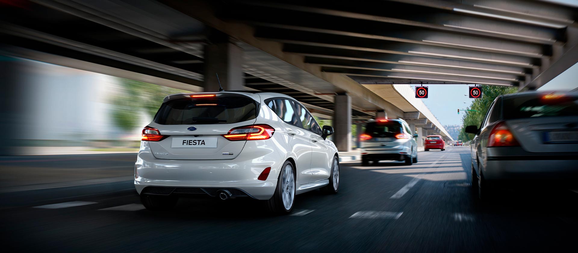 Um Ford Fiesta Zetec prateado, também conhecido como Fiesta Style, a conduzir numa autoestrada.