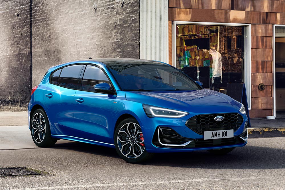 Um Ford Focus azul estacionado numa rua da cidade.