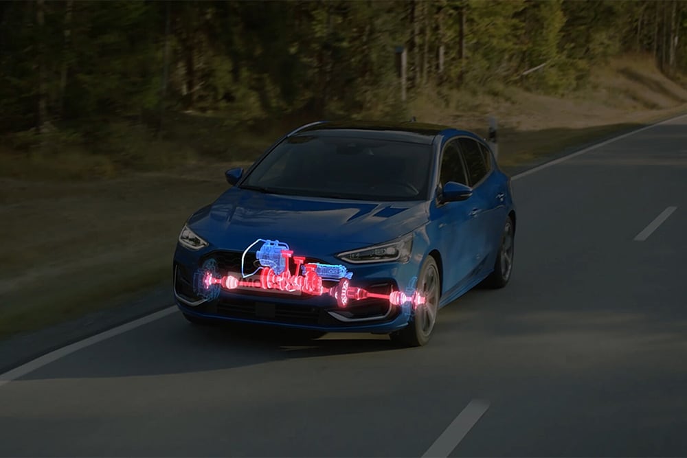 Um Ford Focus azul com uma ilustração mostrando o EcoBoost Hybrid trabalhando na frente do carro.