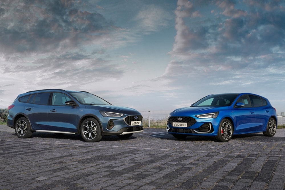 Um Ford Focus Estate e um Ford Focus 5 portas estacionados na estrada.