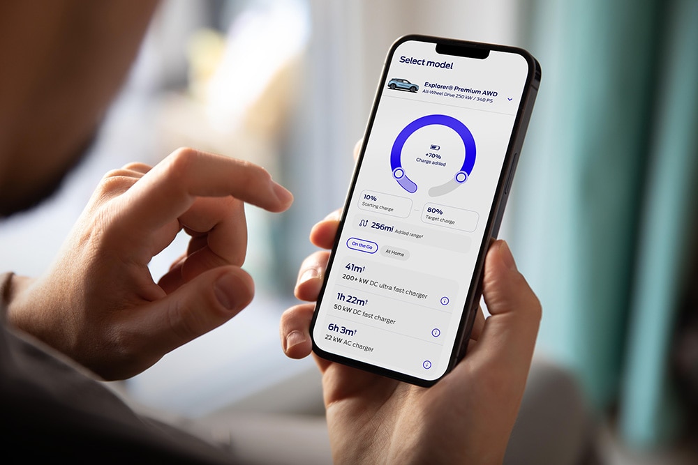 Pessoa que utiliza a ferramenta do sítio Web Ford EV Life no seu telemóvel