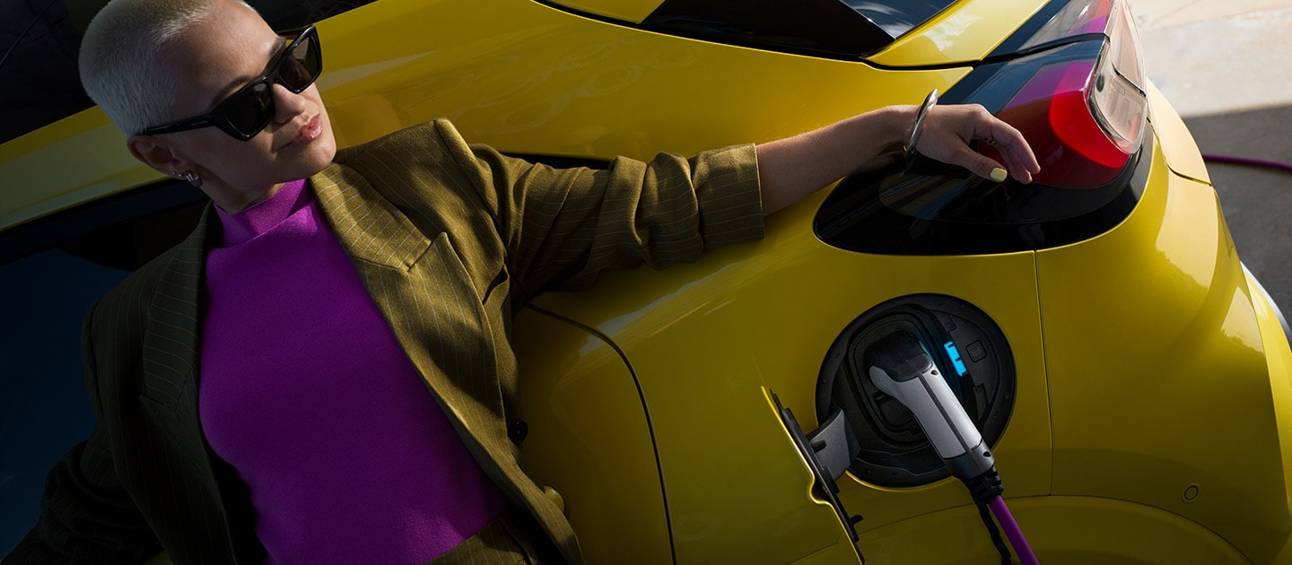 Grande plano da traseira do Ford Puma Gen-E® elétrico, ligado a uma Wallbox doméstica.