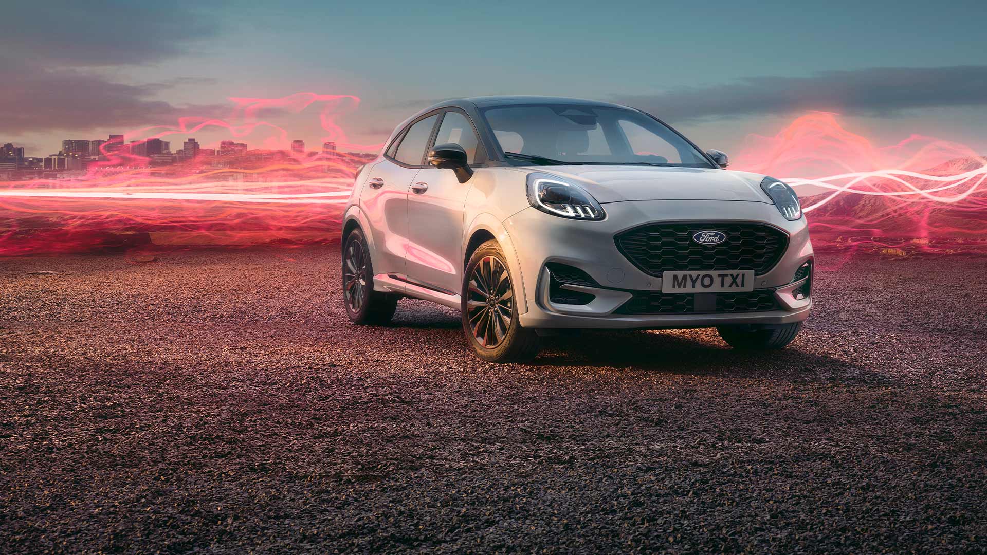 Modelo Ford Puma Sound Edition em branco, estacionado com ondas de som gráficas vermelhas em segundo plano.