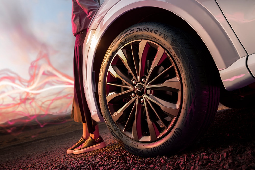 Grande plano da jante de liga leve de 18" cinzenta do Ford Puma Sound Edition.