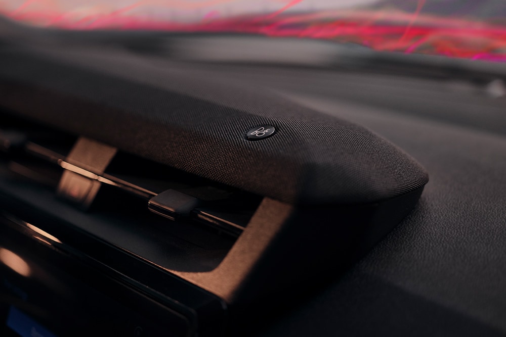 Grande plano da coluna e do logótipo do sistema de som B&O premium no interior do Ford Puma Sound Edition.