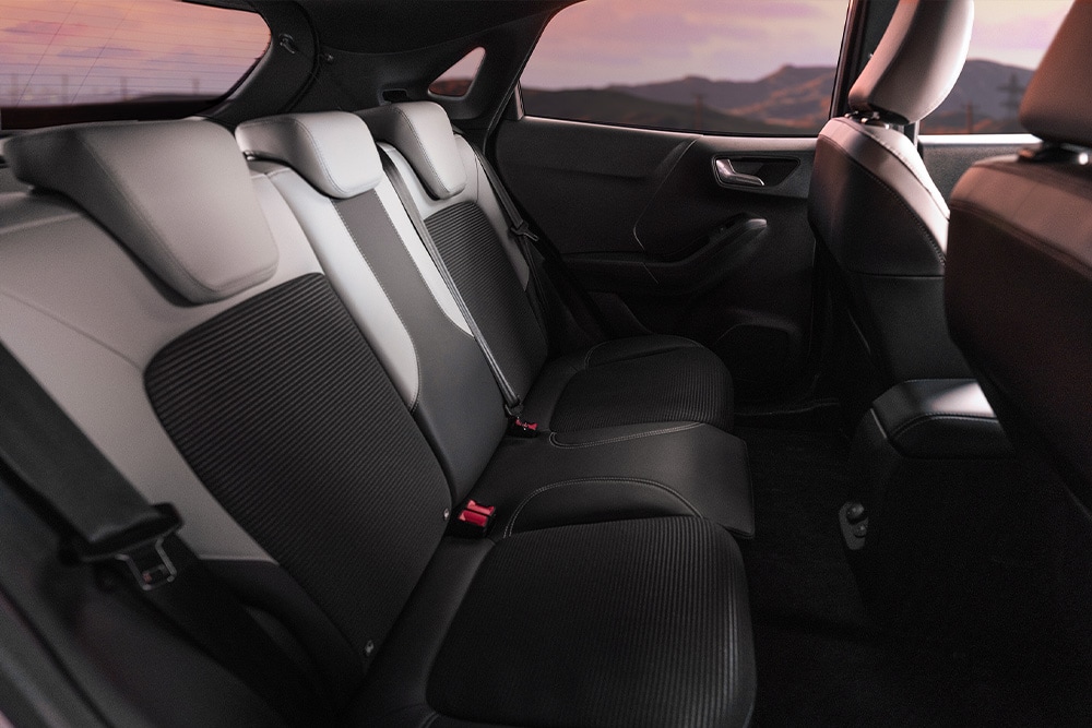 Grande plano dos bancos traseiros do Ford Puma Sound Edition com tecidos exclusivos.