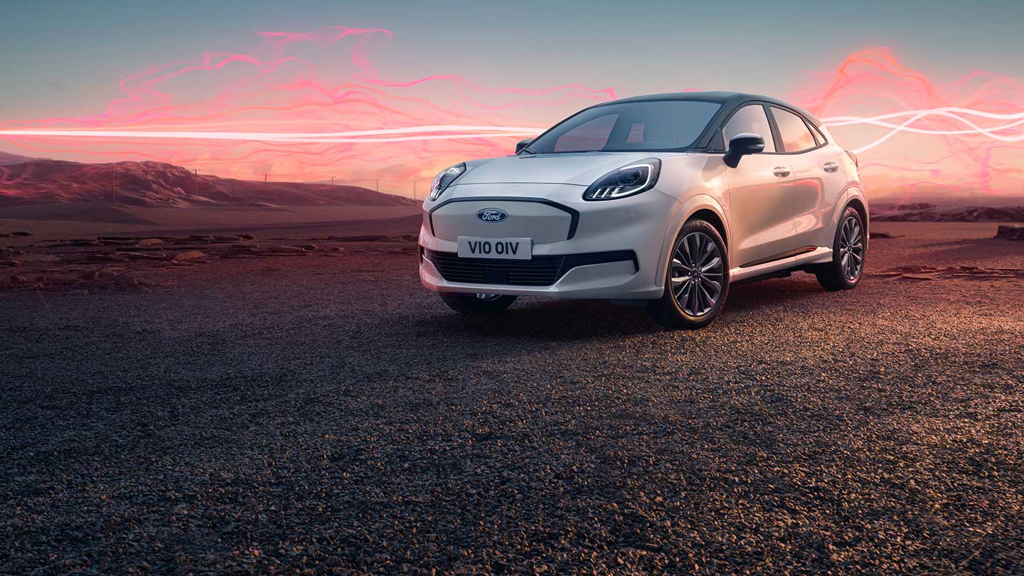 Modelo Ford Puma Gen-E Sound Edition em branco, estacionado com ondas de som gráficas vermelhas em segundo plano.