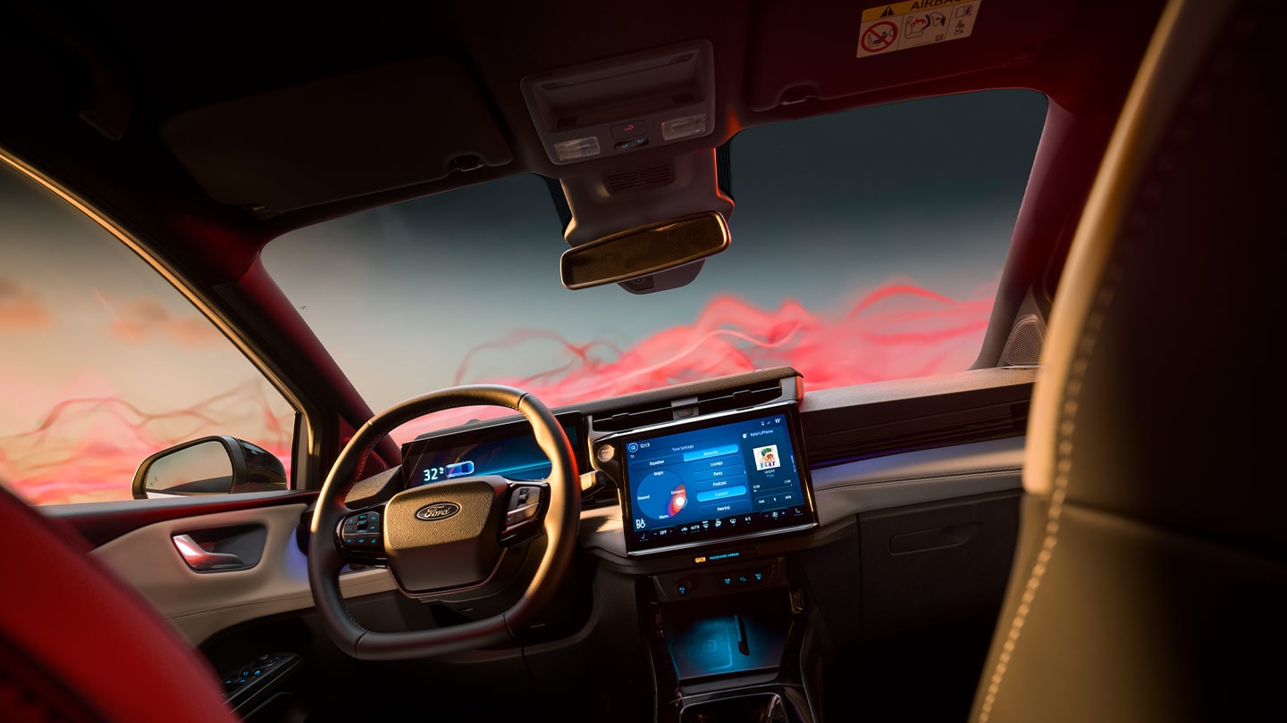 Interior do Ford Puma Sound Edition que mostra o volante e o ecrã de infoentretenimento.