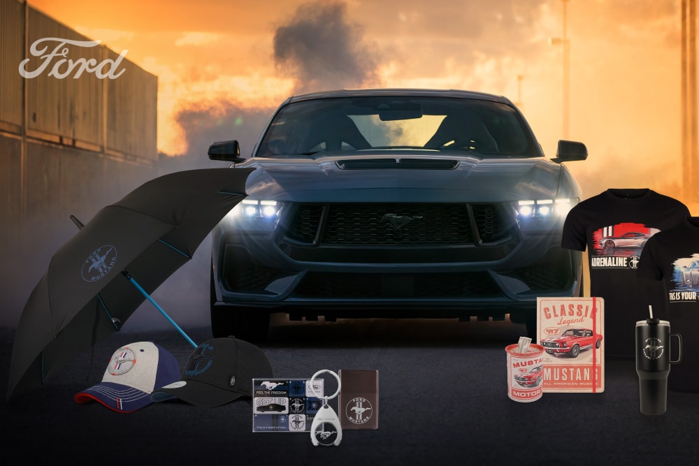 Coleção de produtos Ford com vários veículos Ford como pano de fundo, incluindo guarda-chuvas, canecas e roupas com a marca Ford.