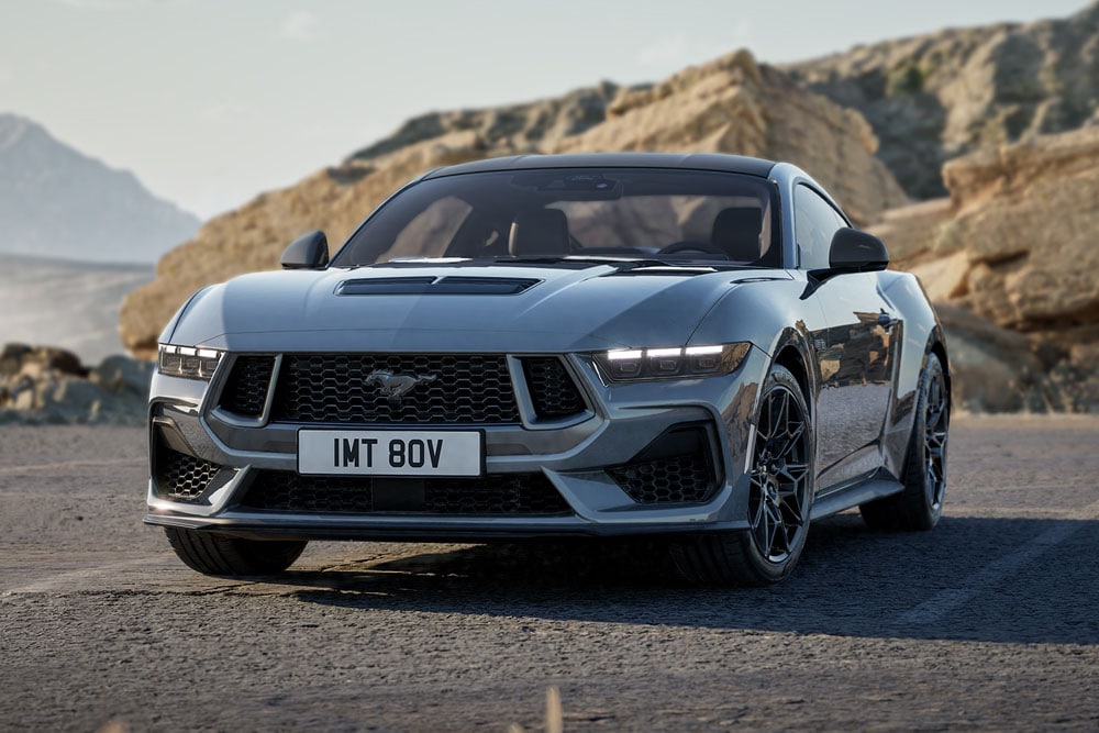 Ford Mustang GT Nite Pony Coupe na cor Carbonised Grey estacionado numa estrada de montanha