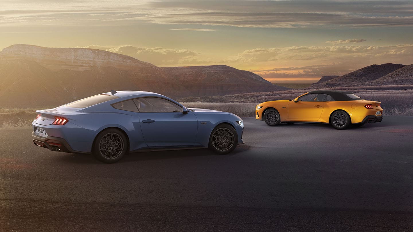 Ford Mustang Fastback e Descapotável estacionados lado a lado