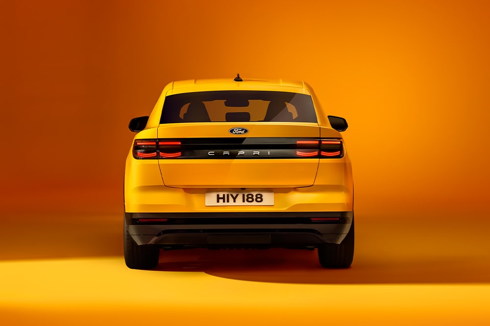 A traseira do novo Ford Capri® em amarelo, fotografado num estúdio amarelo.