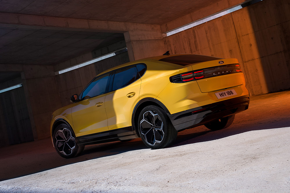 A lateral e a traseira do novo Ford Capri®, mostrando as elegantes jantes de liga leve.