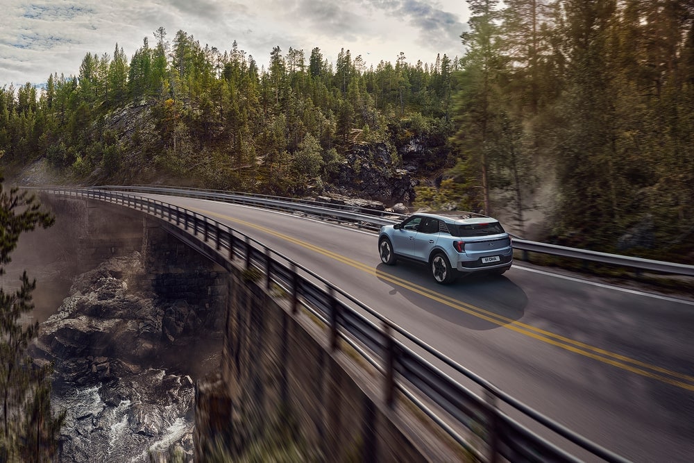 Ford Explorer azul, SUV familiar, a circular em cenário de montanha.