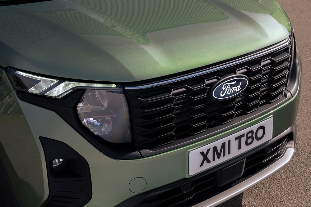 Detalhe da grelha frontal e dos faróis do MVP Ford Tourneo Courier verde.