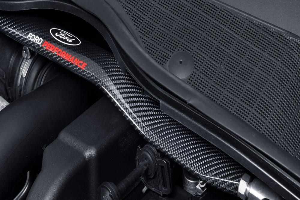 Detalhe em grande plano de um componente do motor Ford Performance.