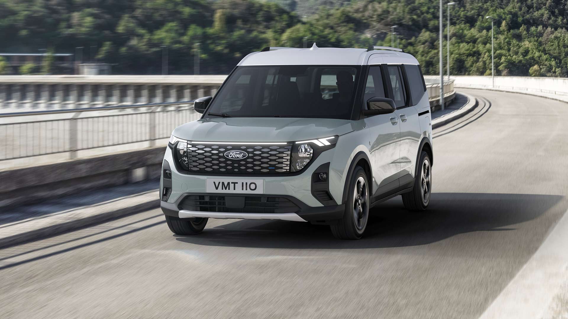 Ford E-Tourneo Courier in grey front 3/4 view